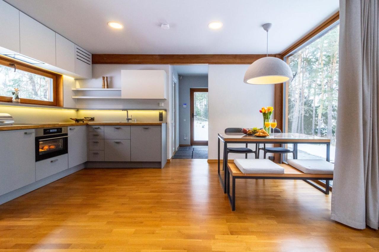 Kedro Namelis, Cedar House *