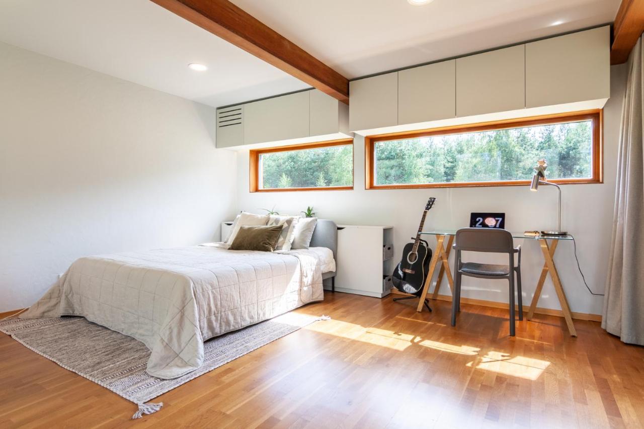 Kedro Namelis, Cedar House *