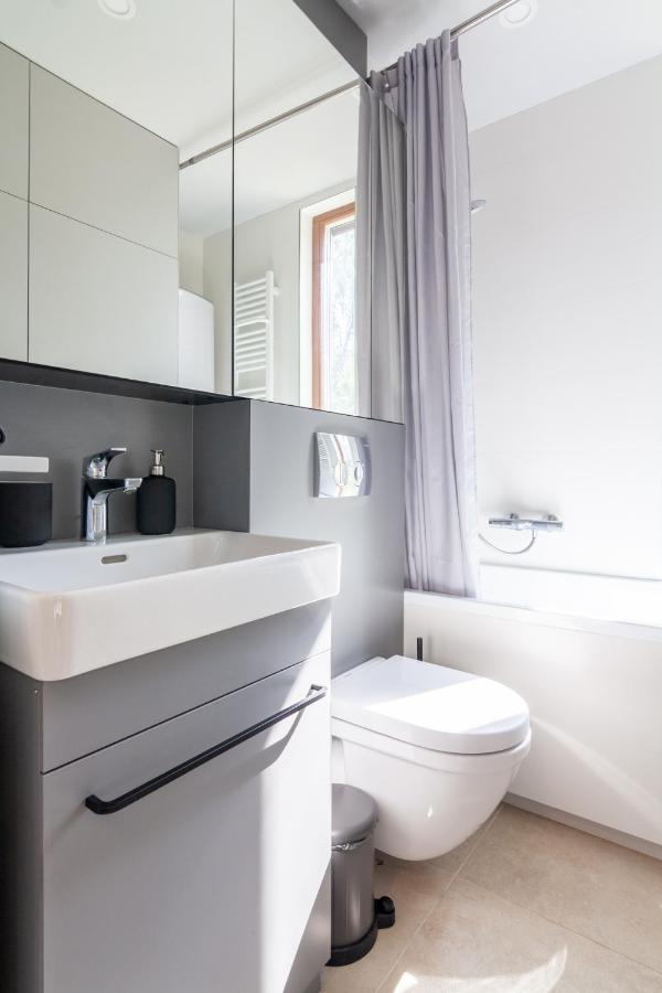 Kedro Namelis, Cedar House *